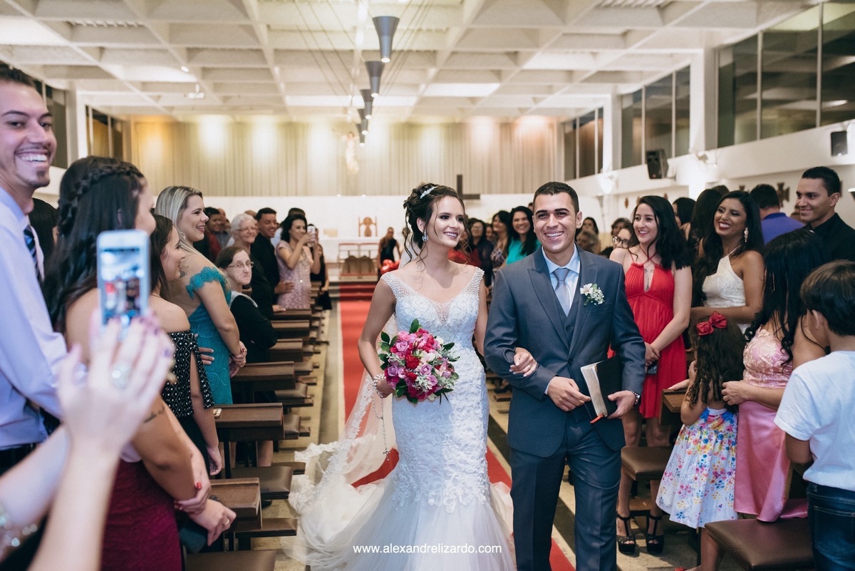 saida do casal na cerimonia