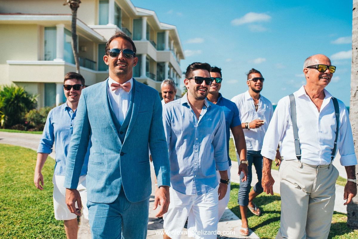 noivos com os padrinhos, casamento em cancun, wedding beach