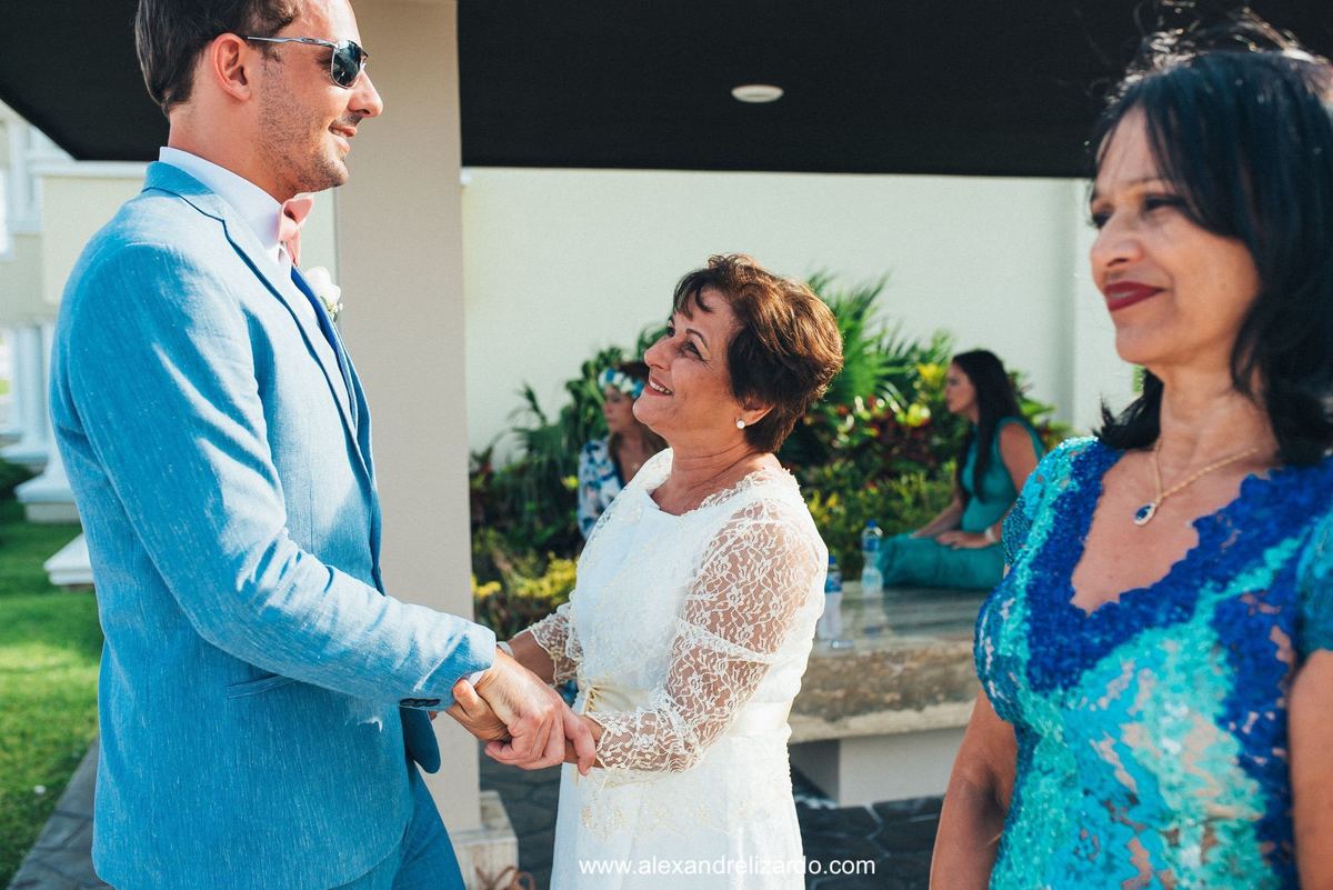 noivo recepcionando os convidos