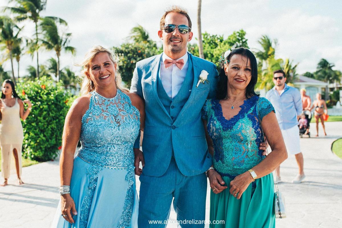 noivo com a mãe e sogra