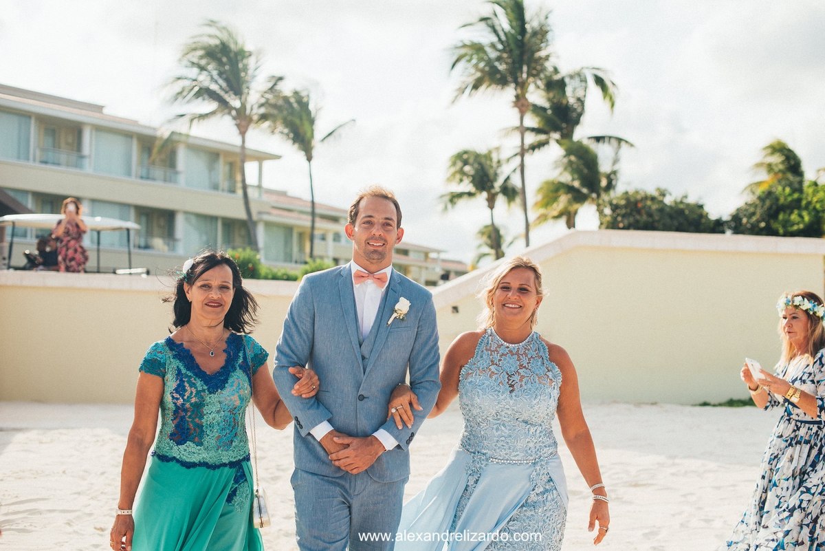entrada do noivo casamento na praia