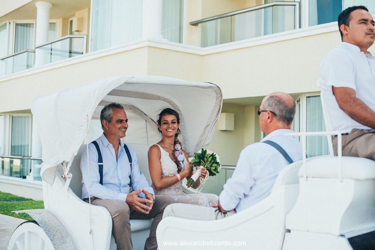 noiva chegando de charrete casamento na praia