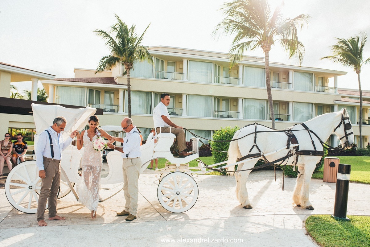 noiva chegando de charrete 