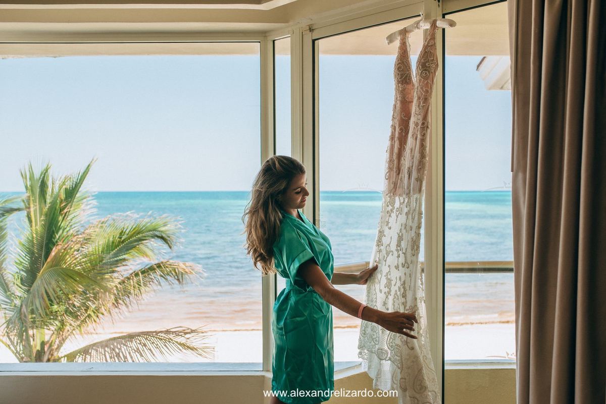 noiva mexendo no vestido, casamento na praia em cancun