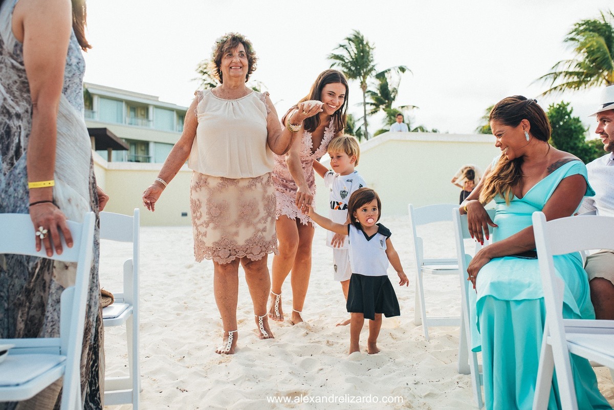 entrada das damas e pagens no casamento na praia