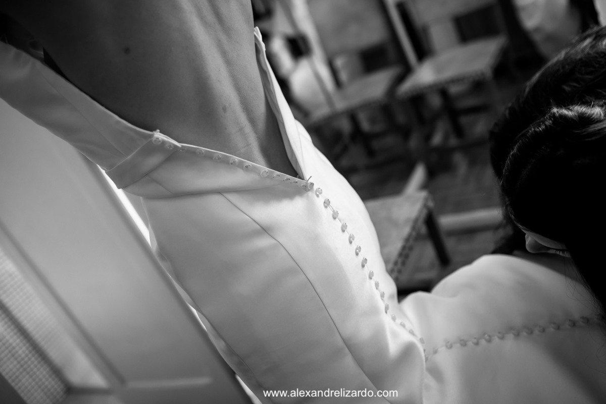 fechando vestido noiva