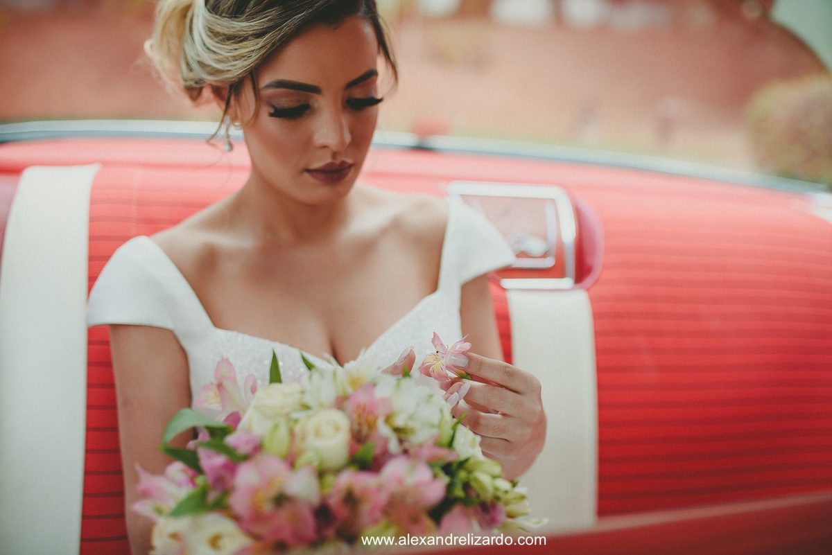 noiva com o buque no carro impala