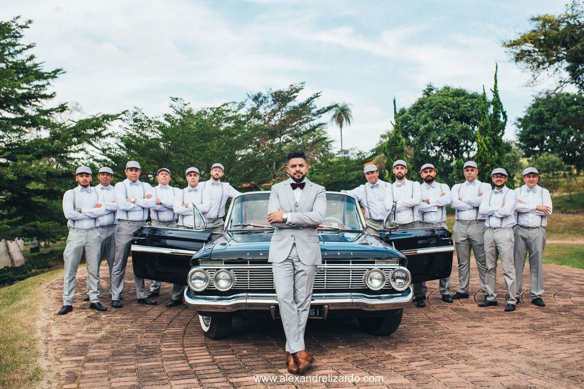 noivos e padrinho no impala