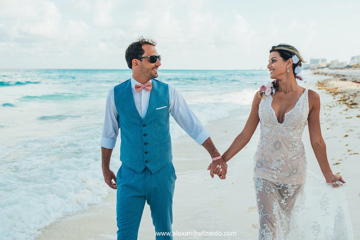 noiva na praia com o noivo em cancun