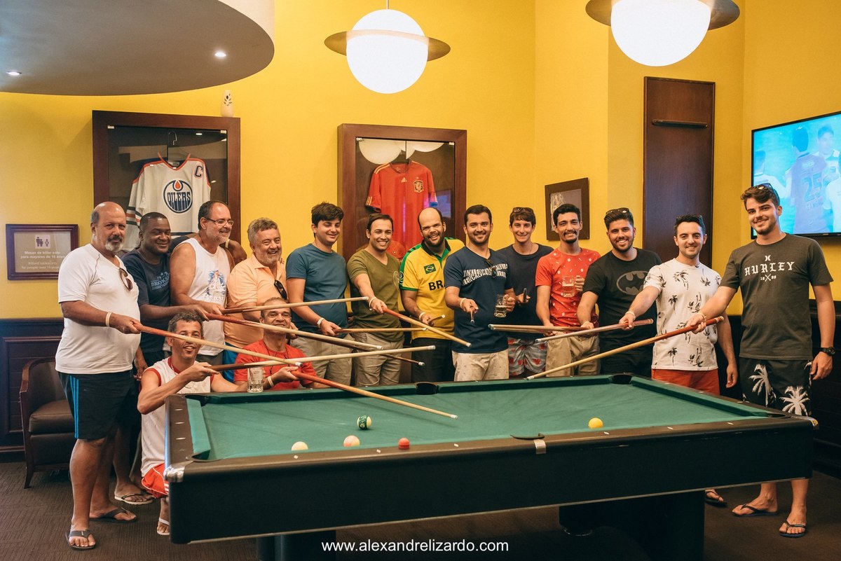 noivo jogando sinuca com os amigos e padrinhos