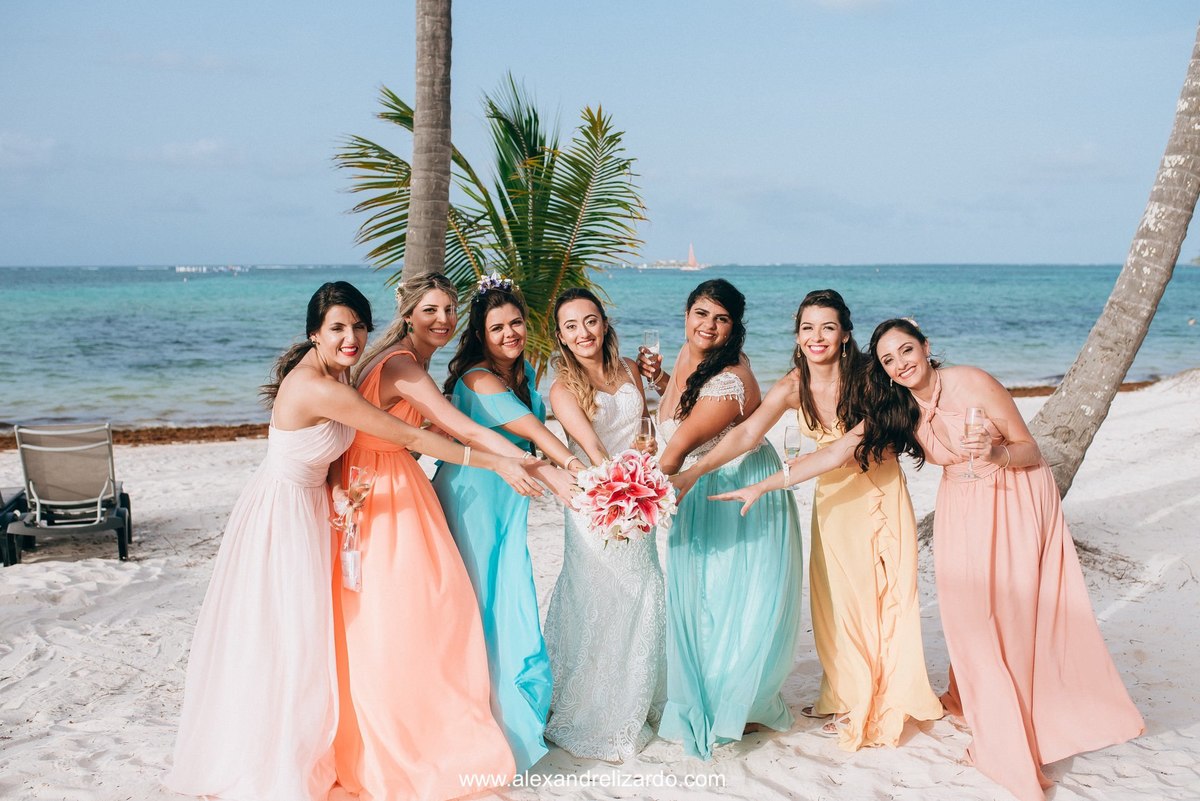 noiva com as madrinhas, casamento na praia