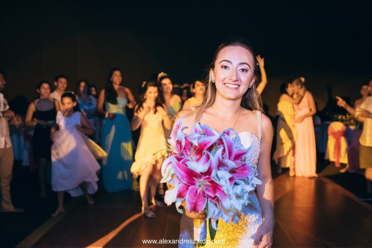 noiva jogando o buque