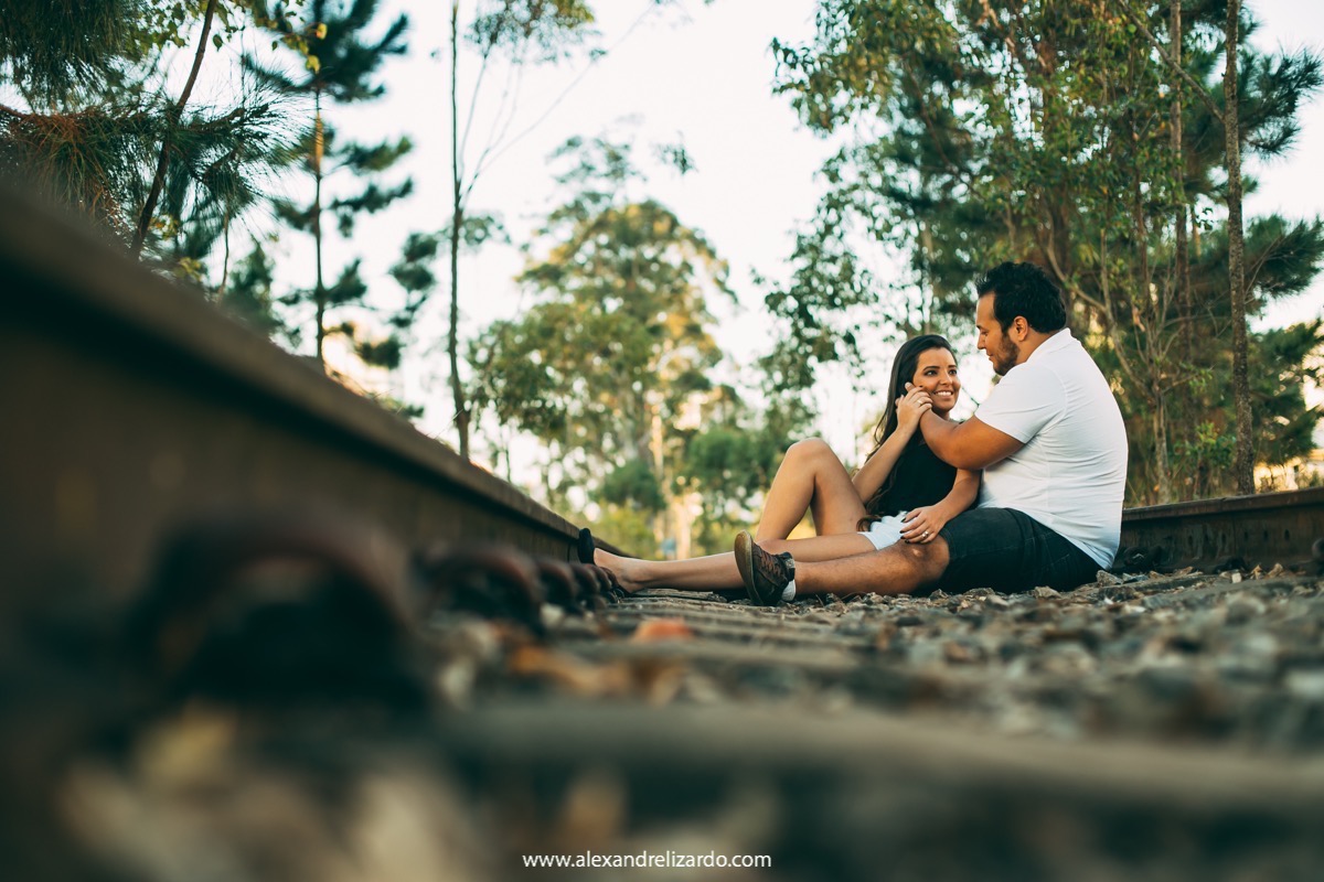 casal na linha de trem em nova lima