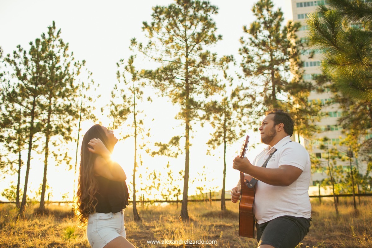 noivo tocando para noiva no por do sol
