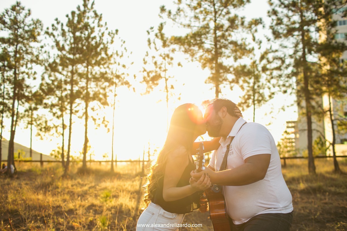 noivos apaixonados no por do sol