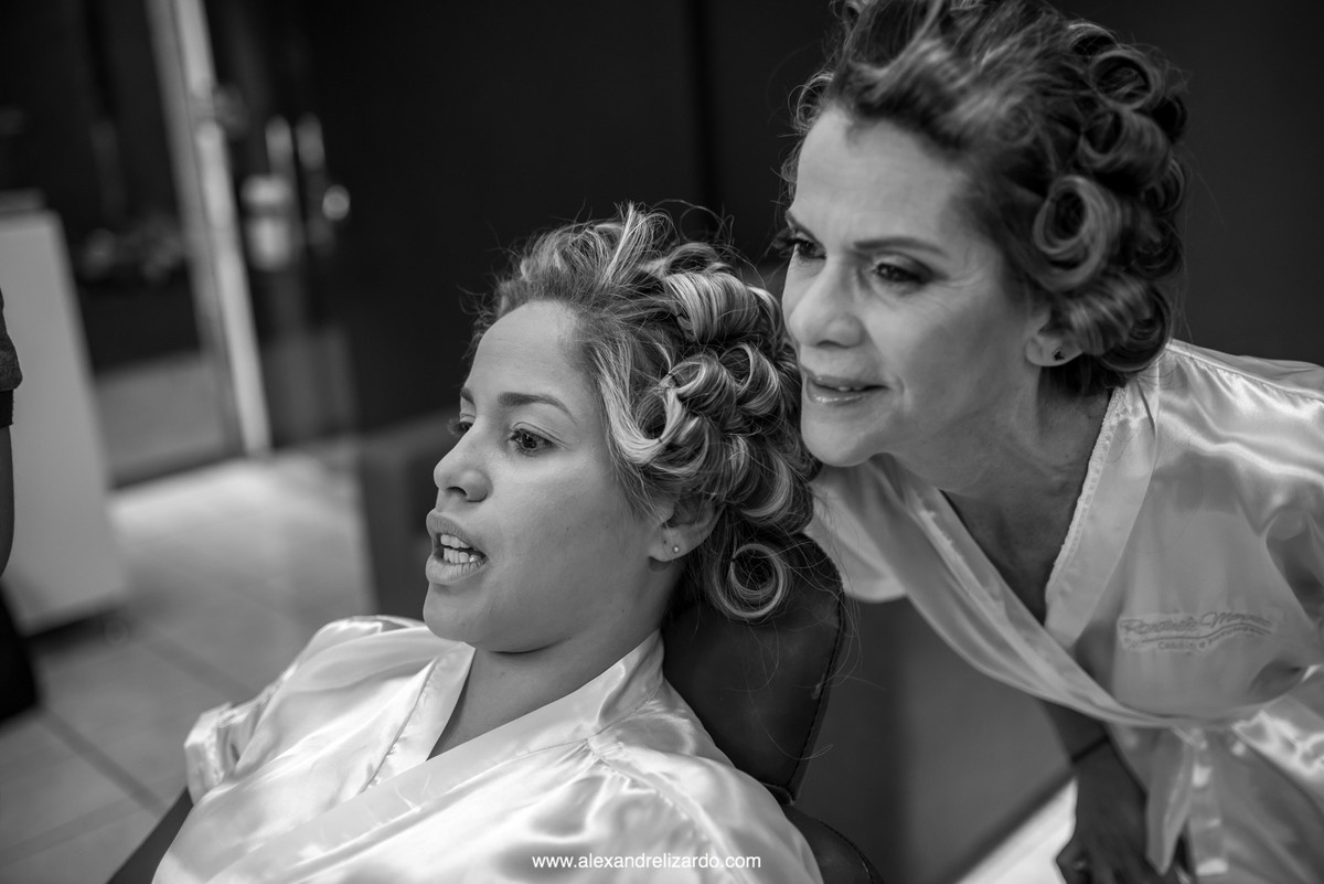 mamae paparicando a noiva