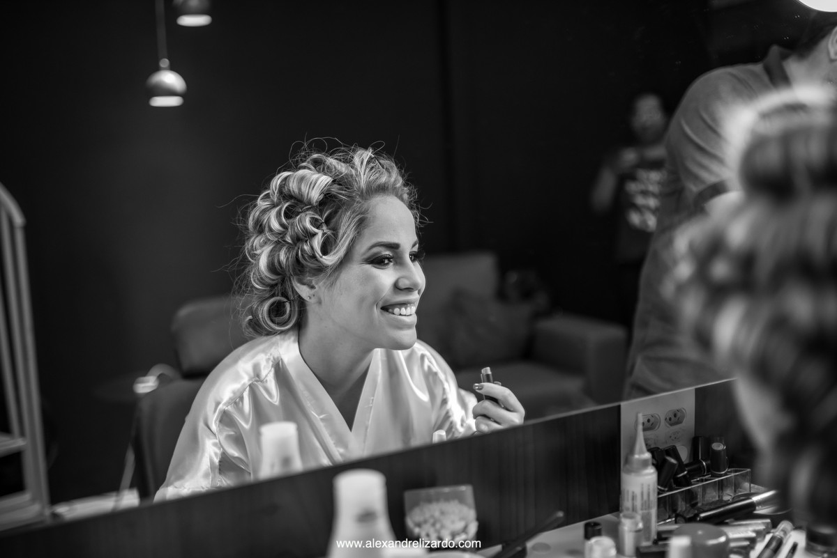 noiva olhando maquiagem