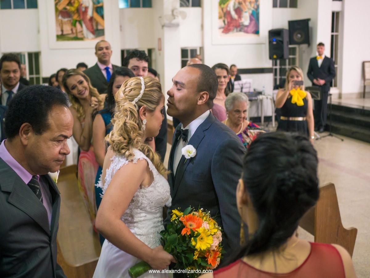 noivo recebe a noiva