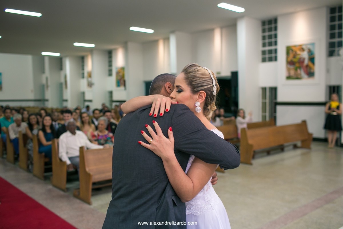 abraço dos noivos