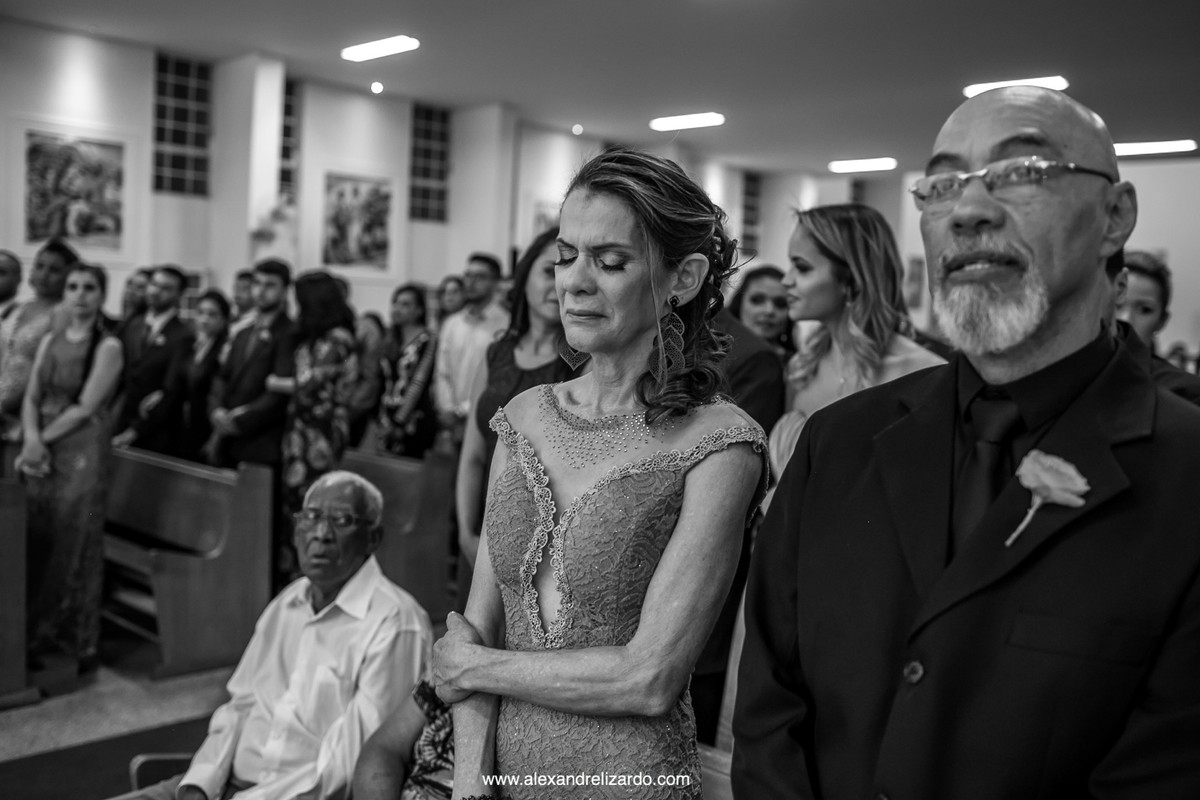 mãe da noiva emocionada