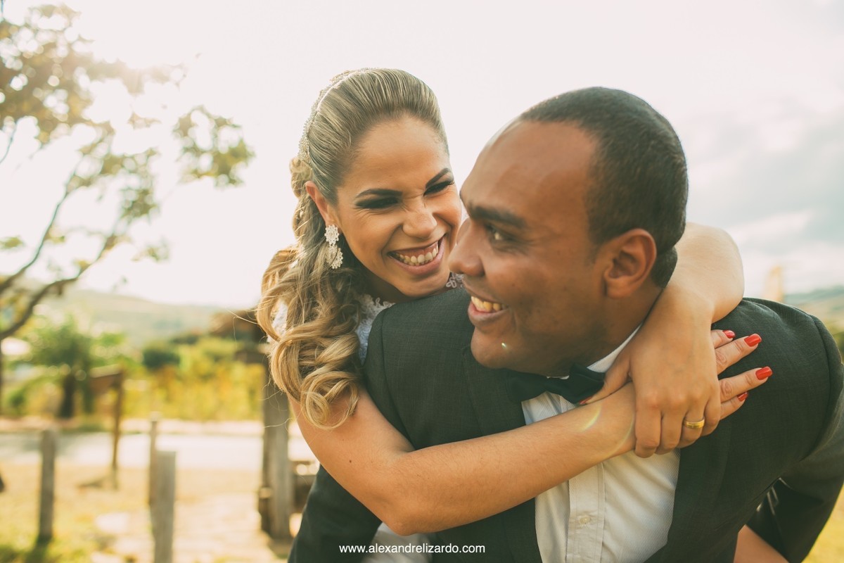 levando a noiva de cavalinho