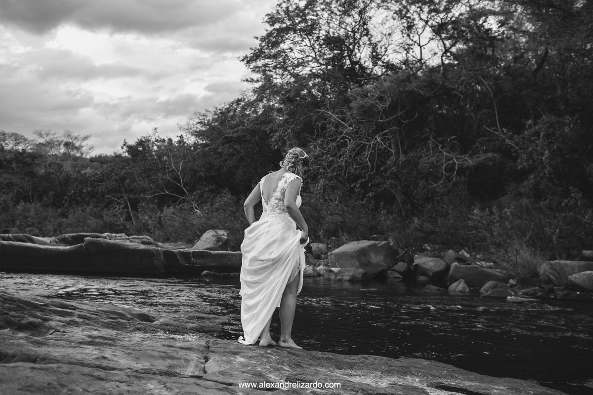 noiva entrando na água