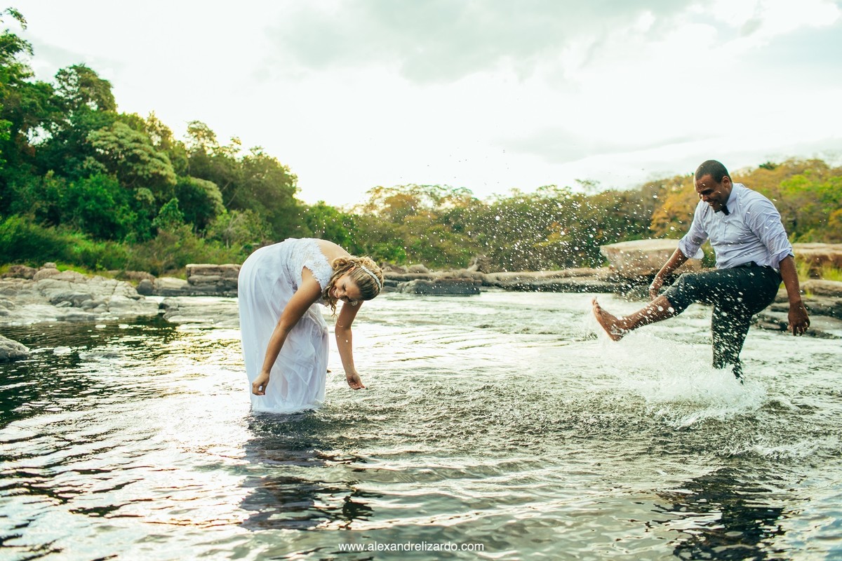 noivos brincando na água