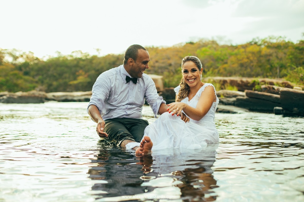 molhando as roupas do casamento