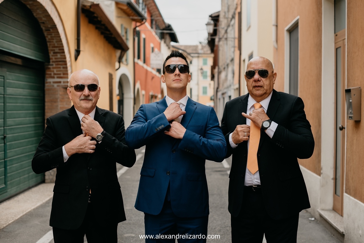 noivo se arrumando com os padrinhos