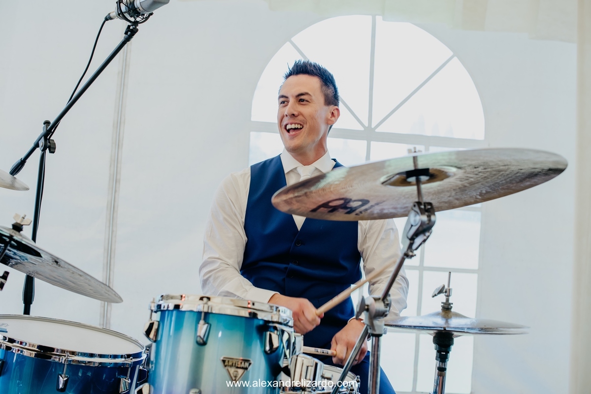 noivo tocando bateria