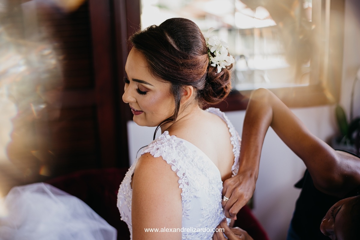 fechando festido noiva