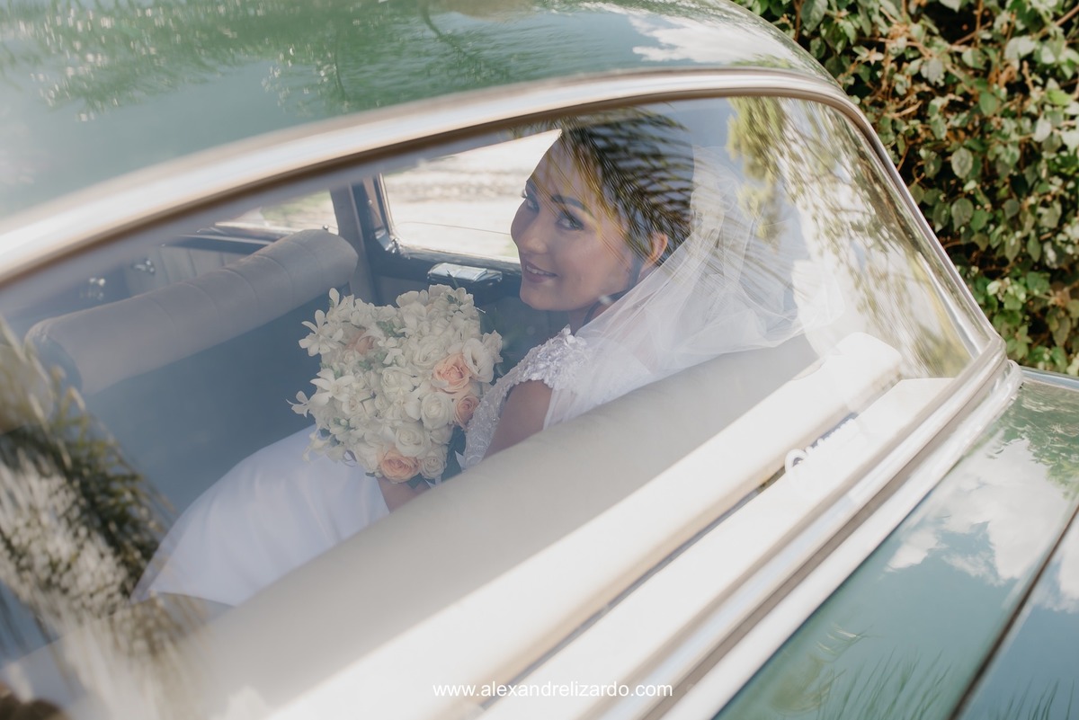 noiva no carro esperando entrar