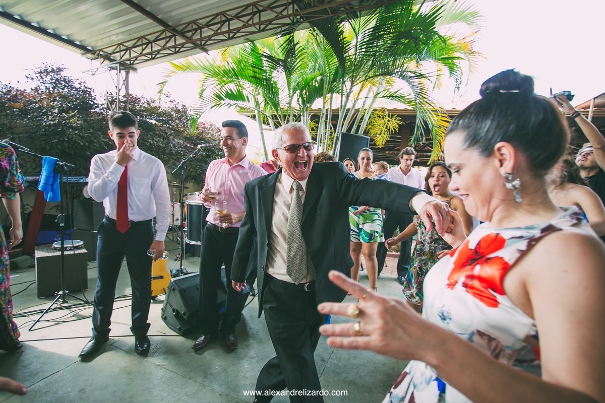 festa animada de casamento