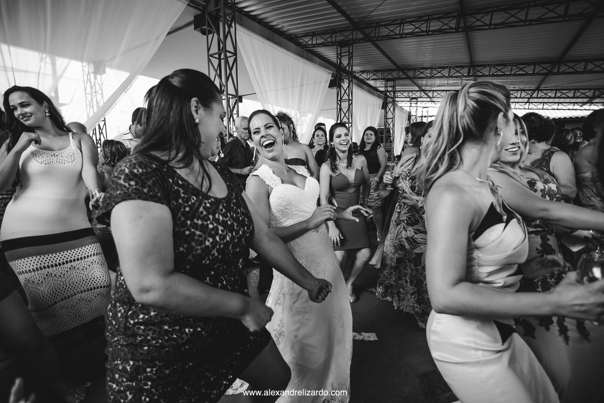 noiva dançando no casamento