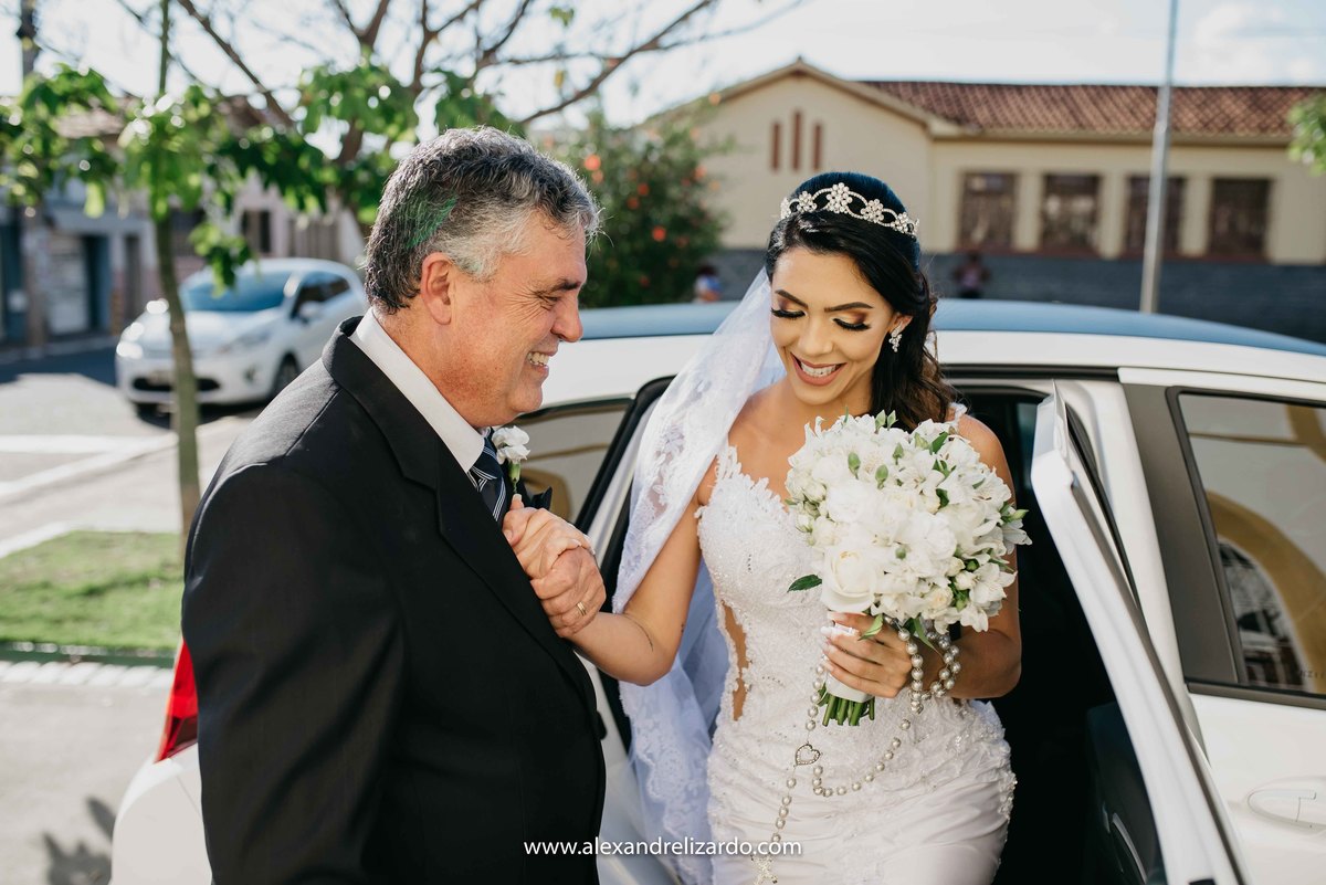 novia saindo do carro com pai