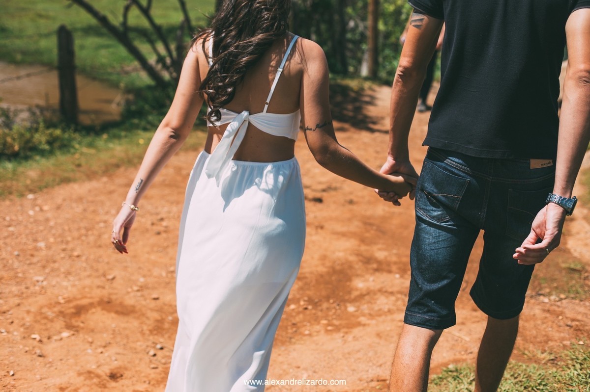 casal de maos dadas em lapinha da serra