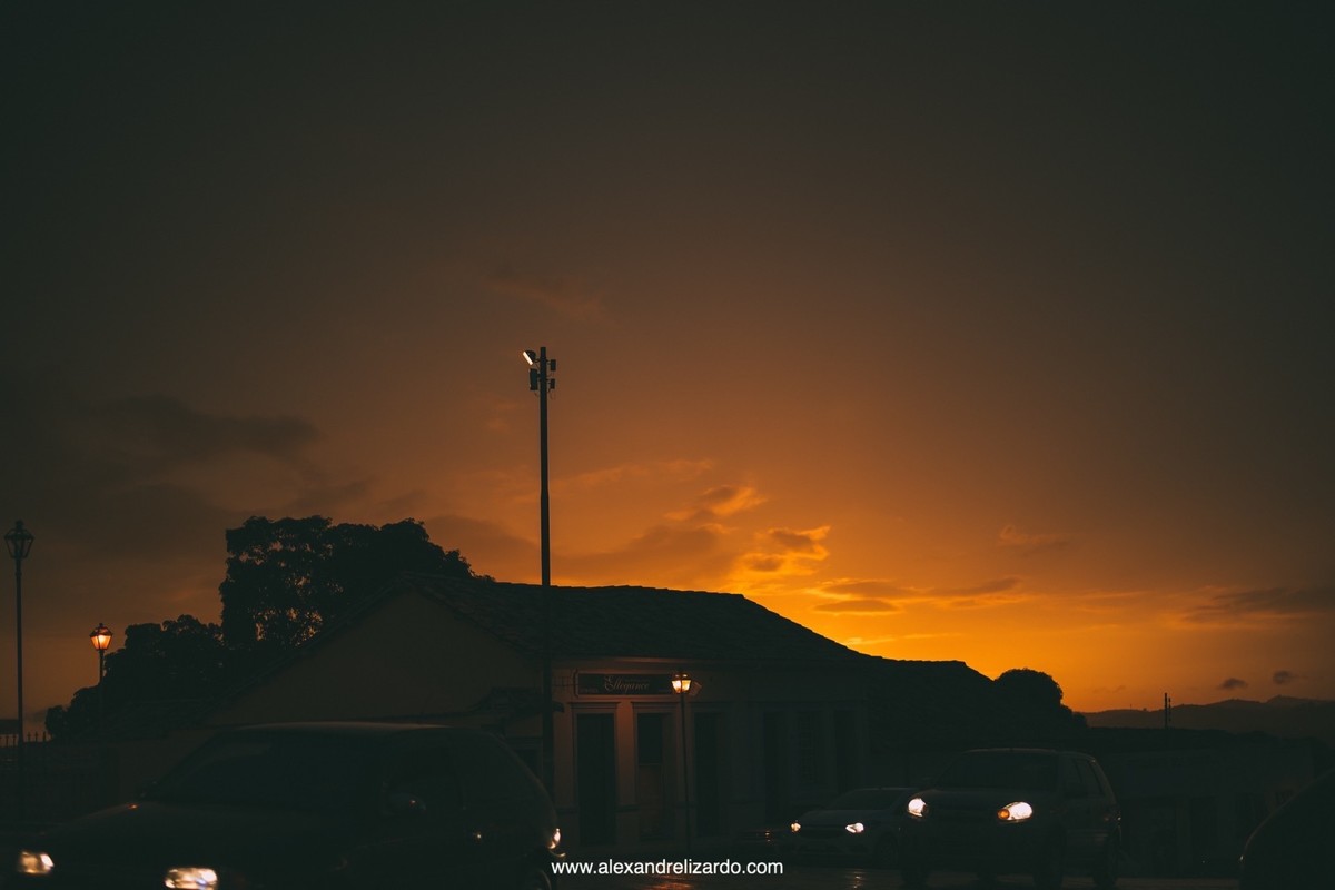 Por do sol na Igreja Matriz de santa luzia