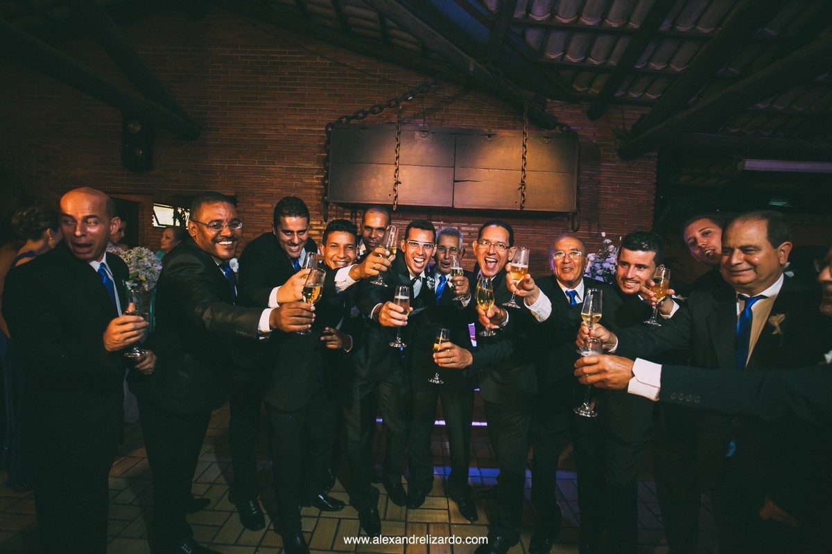 brinde com os padrinhos do casamento