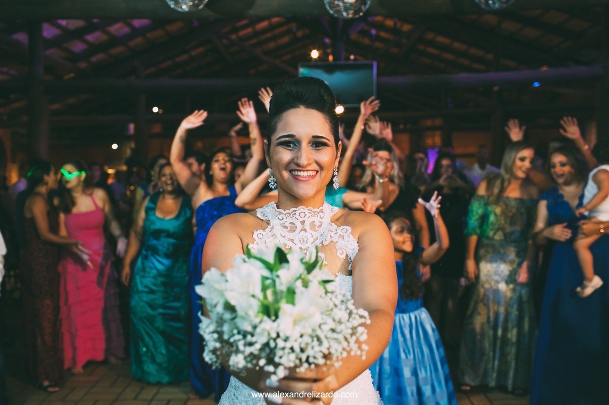 noiva vai jogar o buque