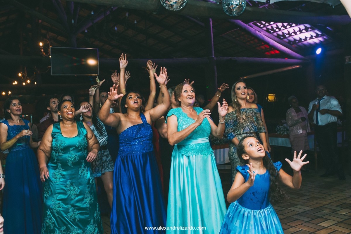 madrinhas querendo pegar o buque