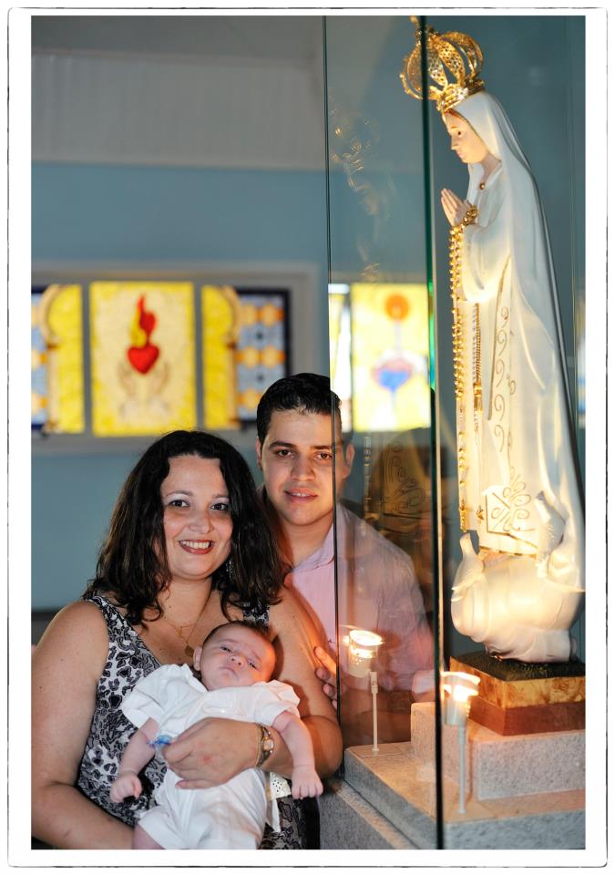 Foto ao lado de Nossa Senhora na igreja do Jardim Oriente