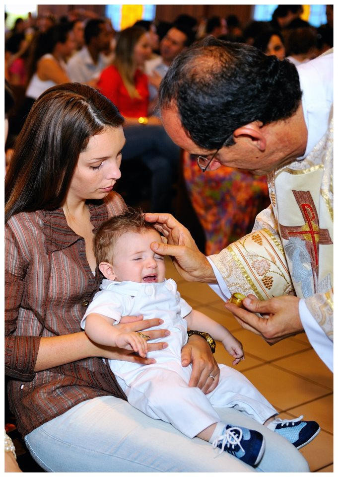 Este jacomo fazendo sinal da cruz