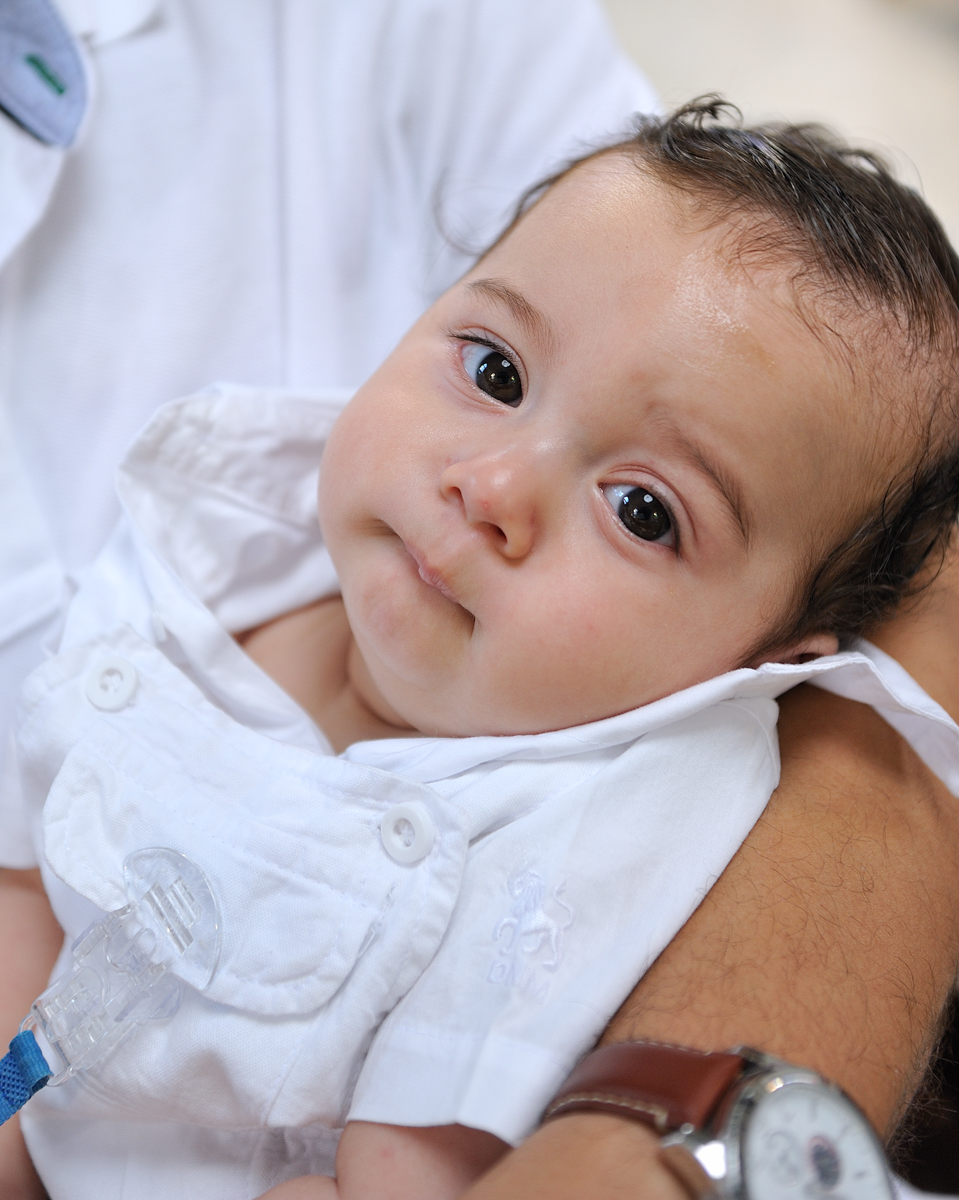 Na hora da unção, em que o padre passa o óleo no peito do bebê.