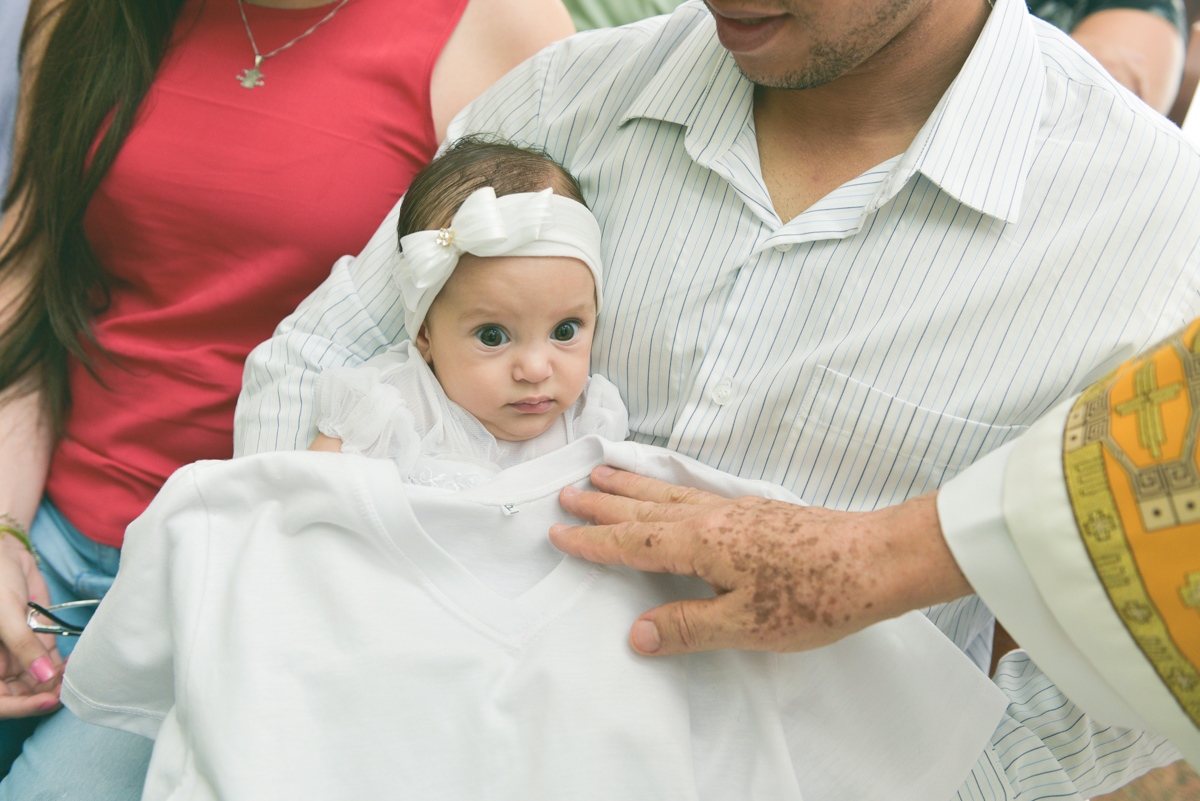 menina recebendo o manto sagrado
