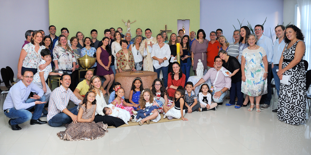 Toda família reunida para o registro do fotógrafo Márcio Janousek no Batizado na Sagrada Família