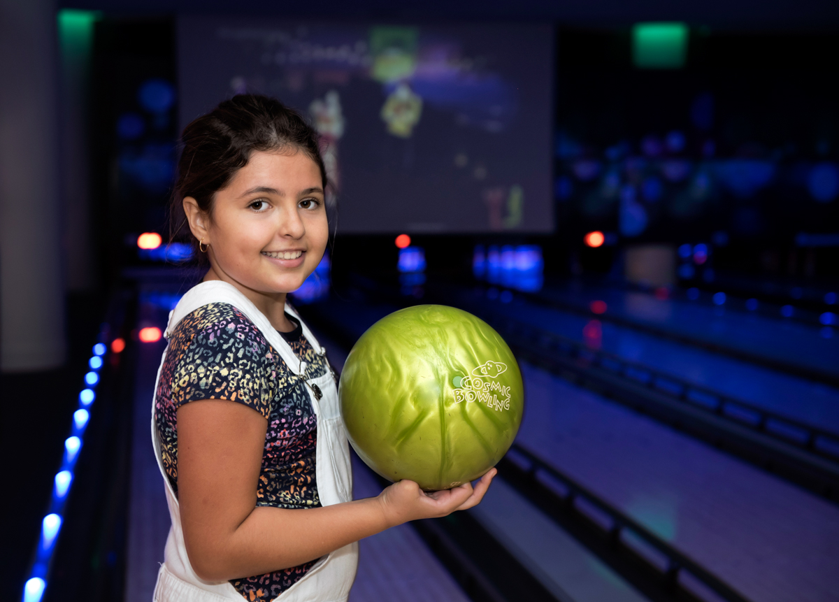 Pista de boliche com luzes azuis
