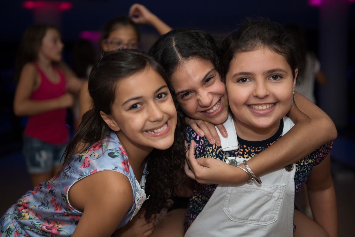 abraços das amigas sorridentes