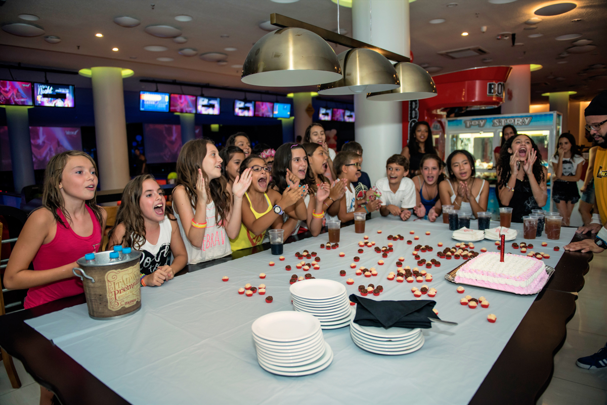 Galera cantando parabéns para a aniversariante
