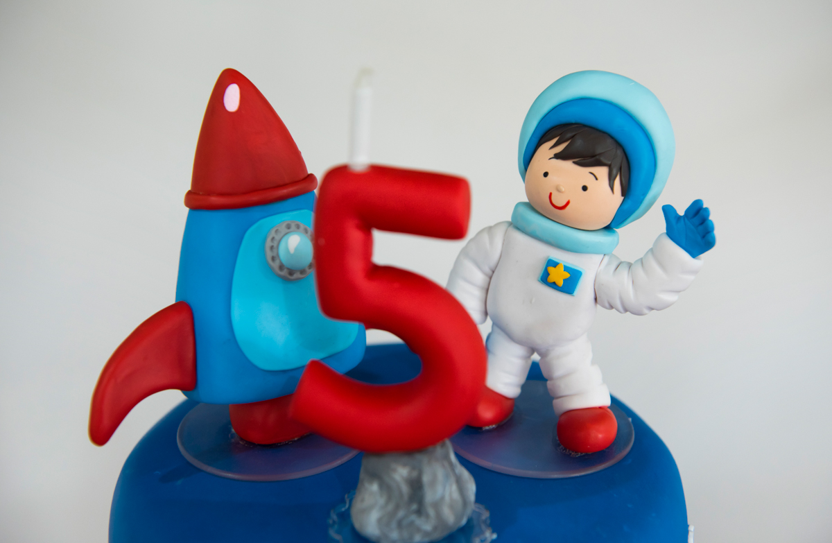Astronauta decora aniversário de criança de 5 anos com tema de universo