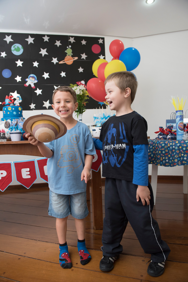 meninos segurando saturno